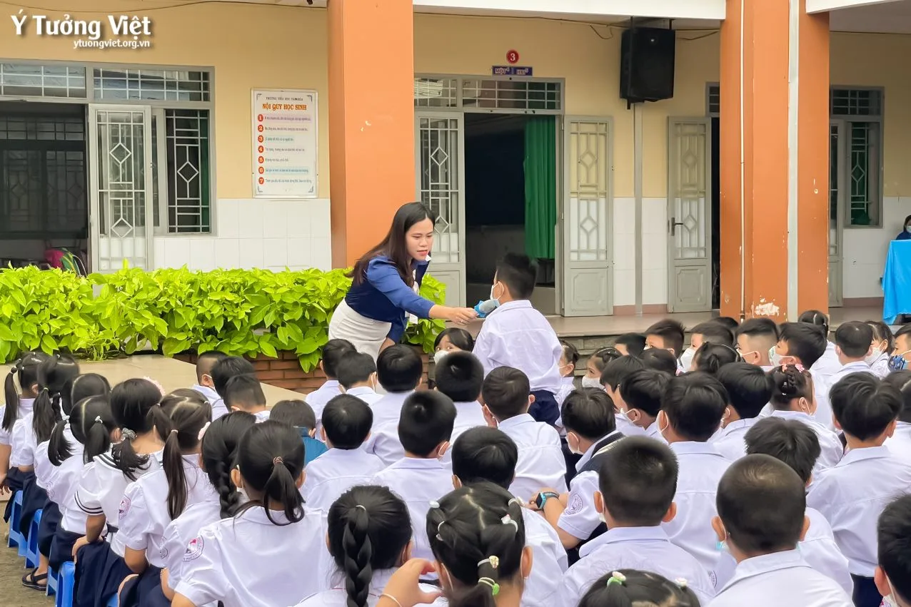 Cùng Các Bạn Nhỏ Trường Th Tân Hóa Xây Dựng Tính Kỷ Luật 03