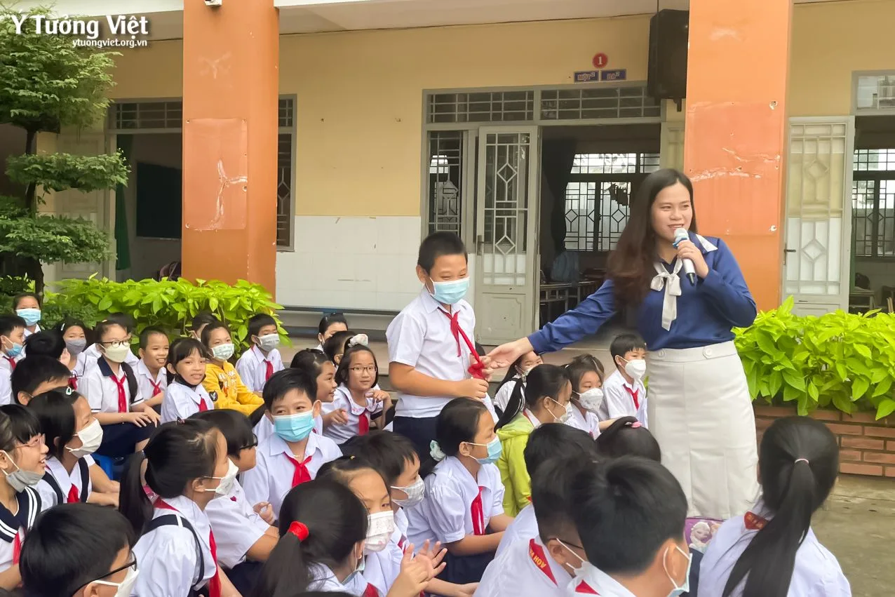 Cùng Các Bạn Nhỏ Trường Th Tân Hóa Xây Dựng Tính Kỷ Luật 04