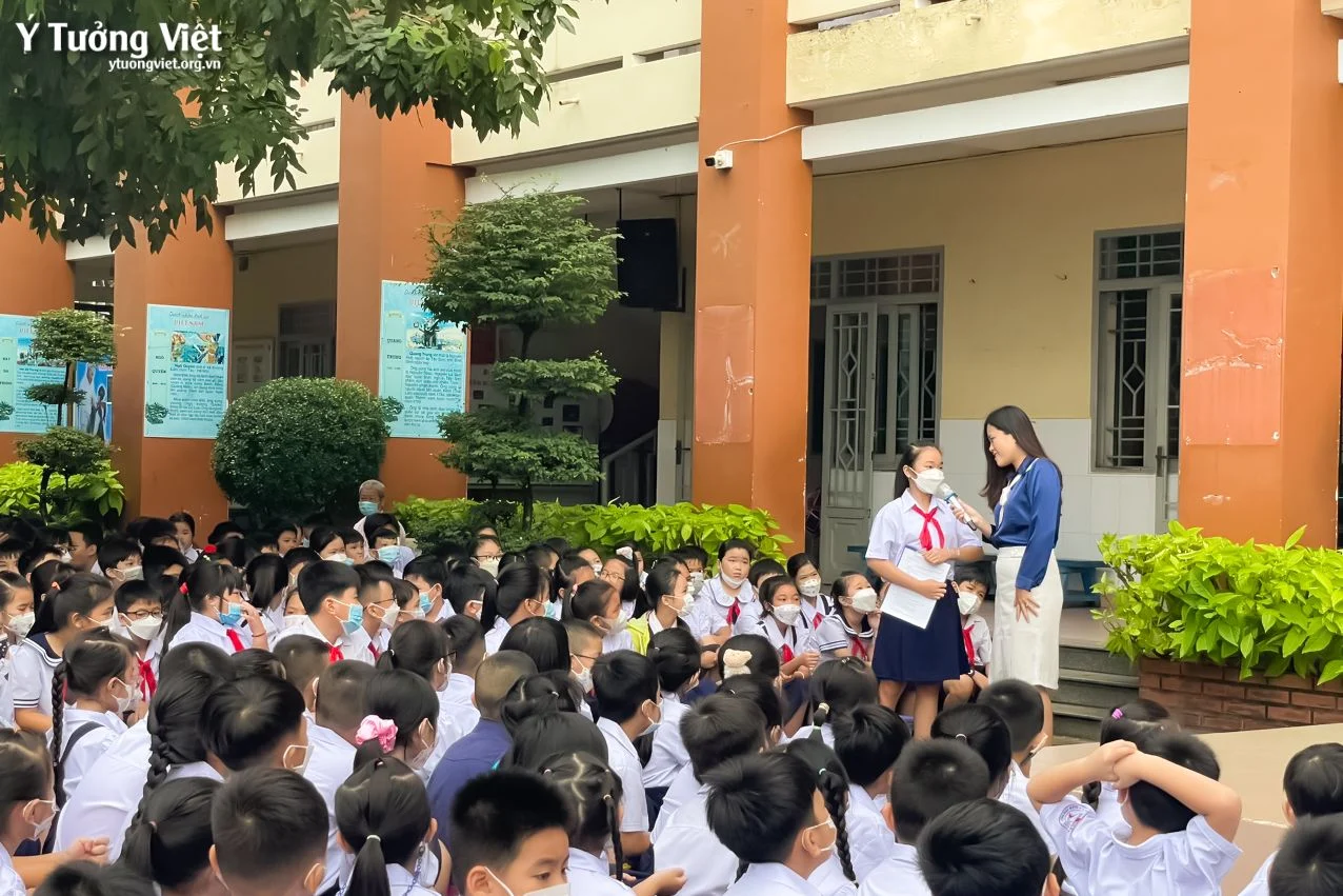 Cùng Các Bạn Nhỏ Trường Th Tân Hóa Xây Dựng Tính Kỷ Luật05