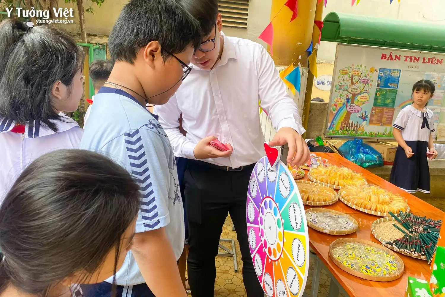 Mừng lễ giổ Tổ Hùng Vương – Trải nghiệm văn hoá dân gian cùng các bạn nhỏ trường TH Lạc Long Quân