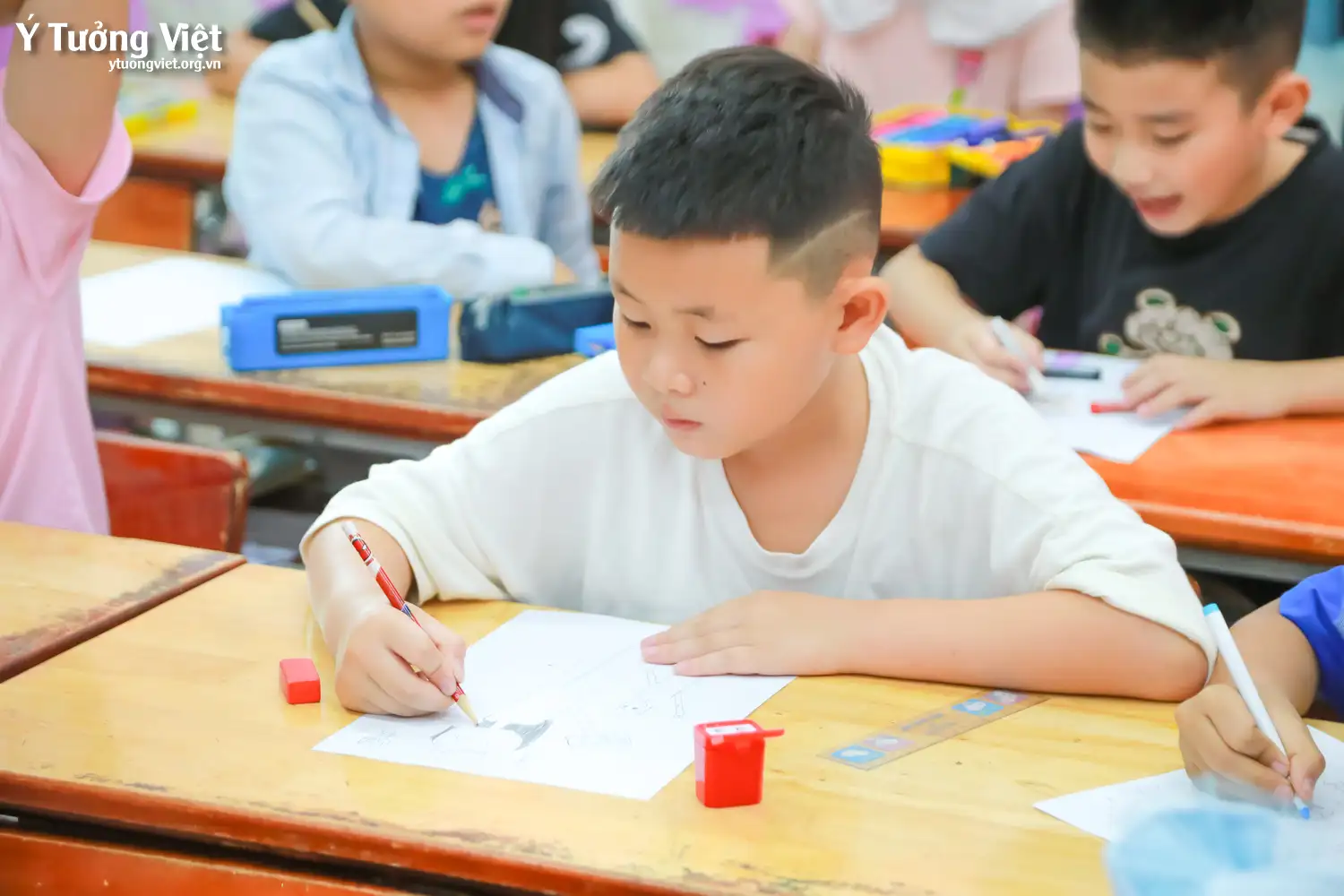 Nhật ký Hè Bản Lĩnh 2024: Thoải mái bộc lộ thế giới nội tâm qua những sắc màu tươi vui ở giờ học Mỹ thuật