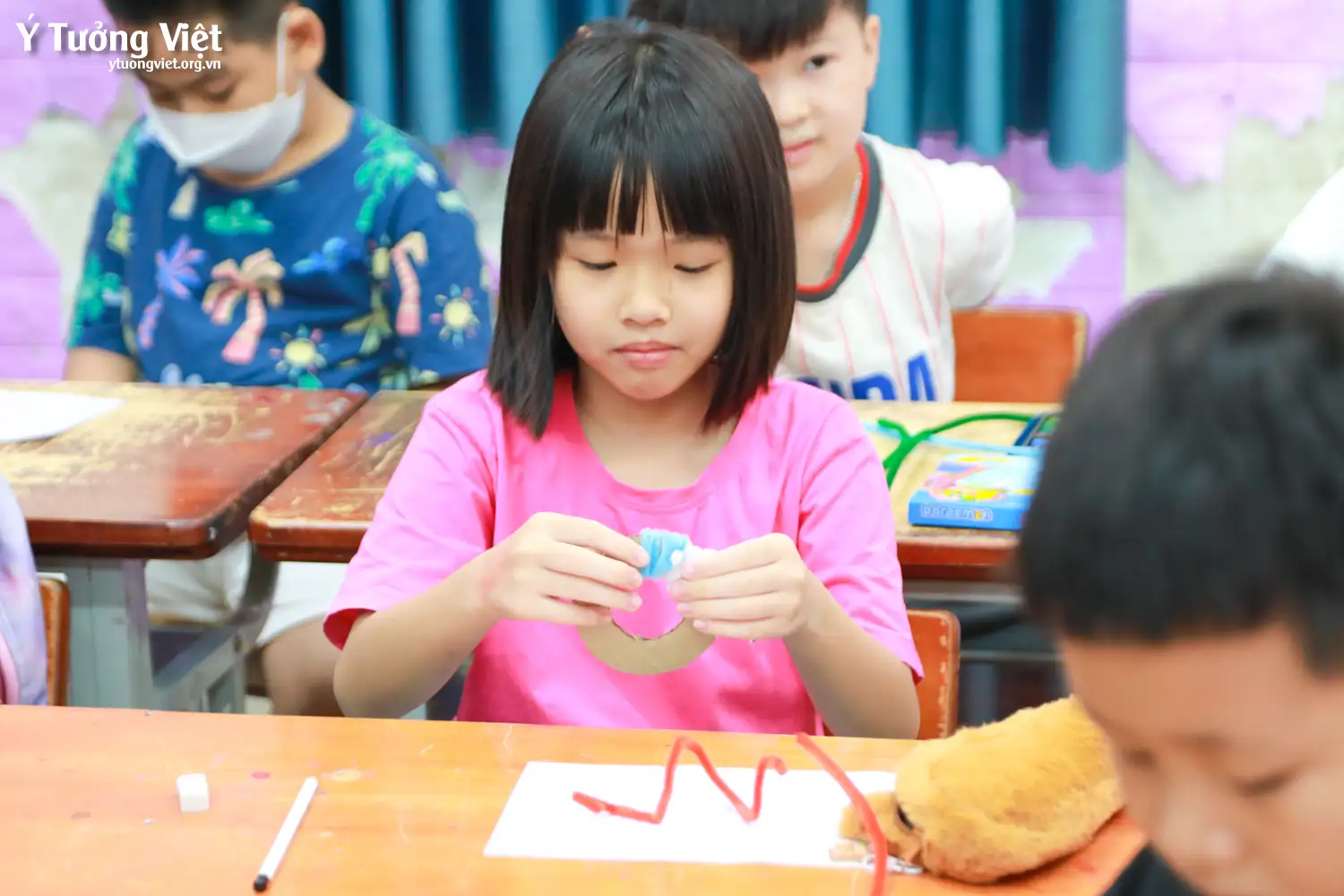 Nhật ký Hè Bản Lĩnh 2024: Trổ tài làm móc khoá kẽm nhung ở giờ Trải nghiệm sáng tạo