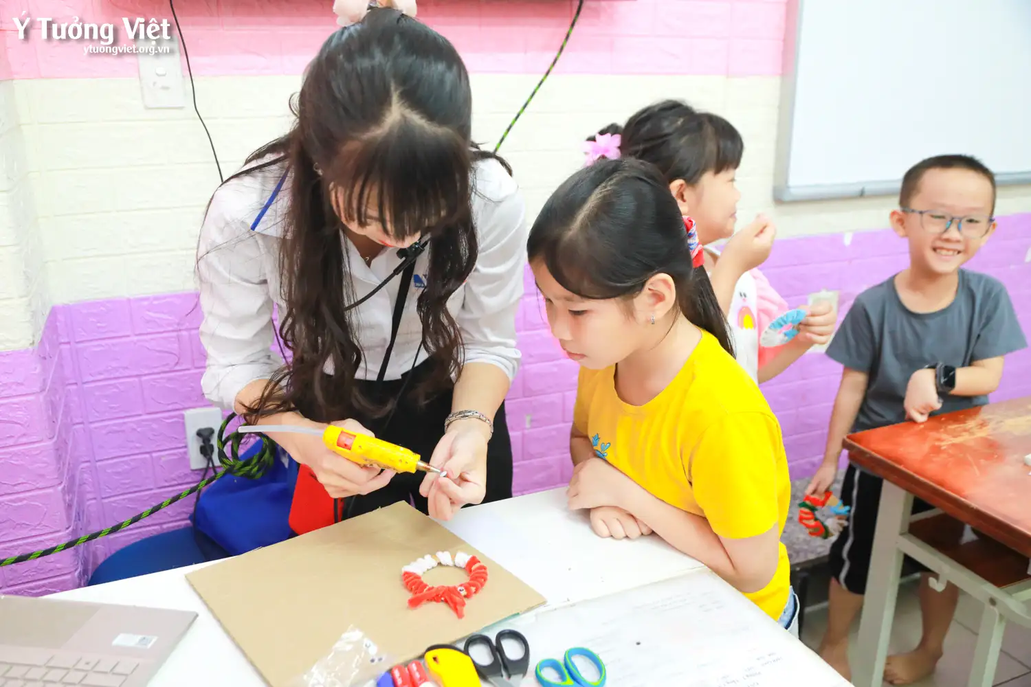 Nhật ký Hè Bản Lĩnh 2024: Trổ tài làm móc khoá kẽm nhung ở giờ Trải nghiệm sáng tạo