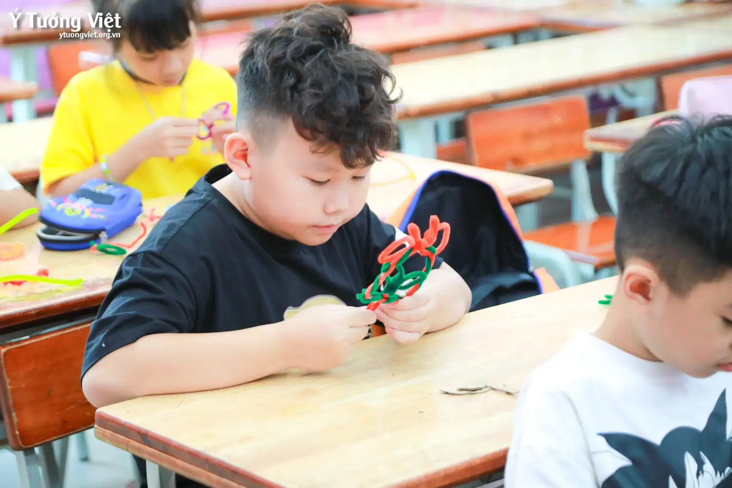 Nhật ký Hè Bản Lĩnh 2024: Trổ tài làm móc khoá kẽm nhung ở giờ Trải nghiệm sáng tạo