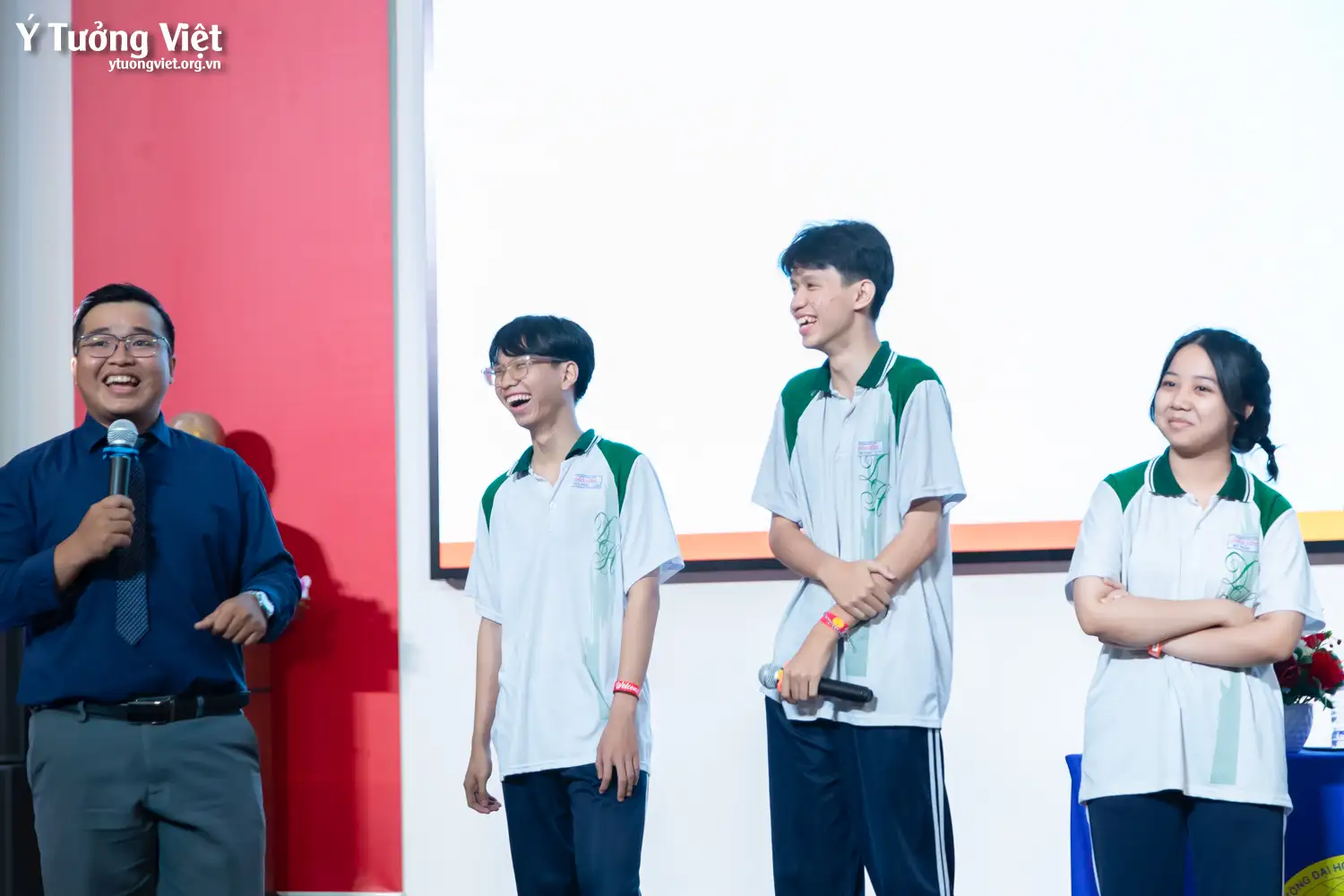 Đồng hành cùng trường ĐH Huflit và hơn 300 bạn học sinh THCS – THPT Diên Hồng với các chuyên đề “Vượt qua Stress – Chiến thắng chính mình” và ” Quản lý thời gian hiệu quả”