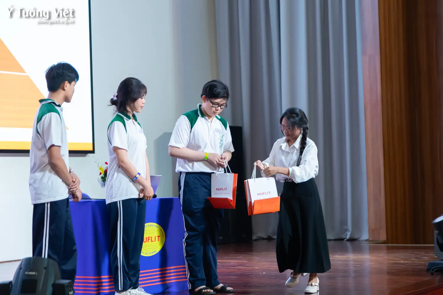 Đồng hành cùng trường ĐH Huflit và hơn 300 bạn học sinh THCS – THPT Diên Hồng với các chuyên đề “Vượt qua Stress – Chiến thắng chính mình” và ” Quản lý thời gian hiệu quả”