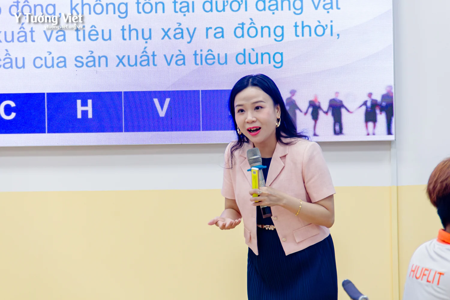 Huflit & Ý Tưởng Việt | Chương trình tập huấn “Kỹ năng xây dựng tác phong làm việc chuyên nghiệp và kỹ năng nắm bắt tâm lý đối tượng giao tiếp”