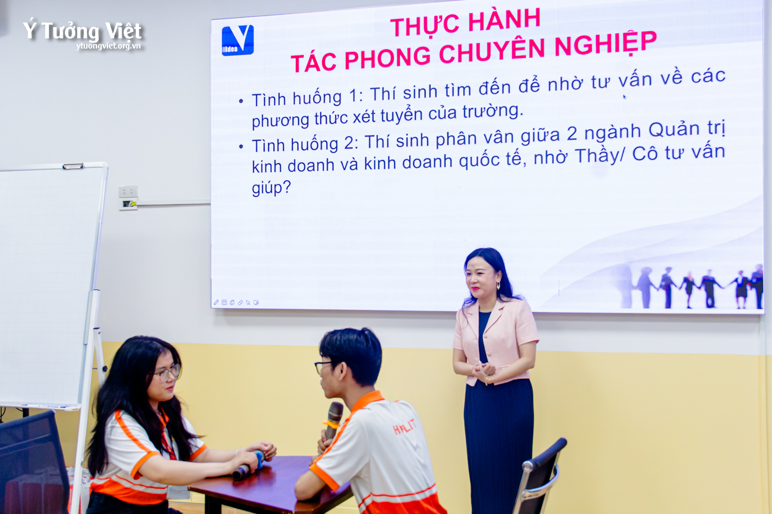 Huflit & Ý Tưởng Việt | Chương trình tập huấn “Kỹ năng xây dựng tác phong làm việc chuyên nghiệp và kỹ năng nắm bắt tâm lý đối tượng giao tiếp”