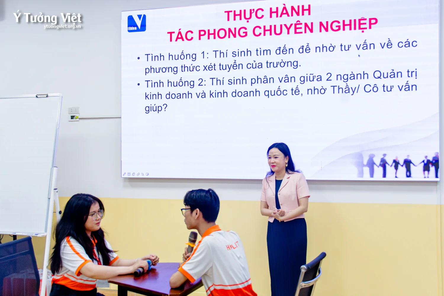 Huflit & Ý Tưởng Việt | Chương trình tập huấn “Kỹ năng xây dựng tác phong làm việc chuyên nghiệp và kỹ năng nắm bắt tâm lý đối tượng giao tiếp”