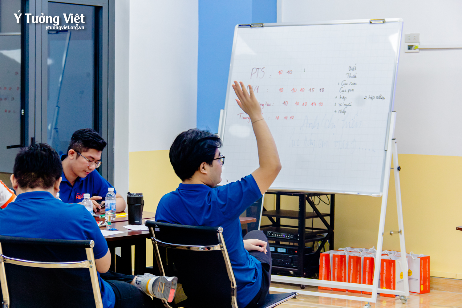 Huflit & Ý Tưởng Việt | Chương trình tập huấn “Kỹ năng xây dựng tác phong làm việc chuyên nghiệp và kỹ năng nắm bắt tâm lý đối tượng giao tiếp”