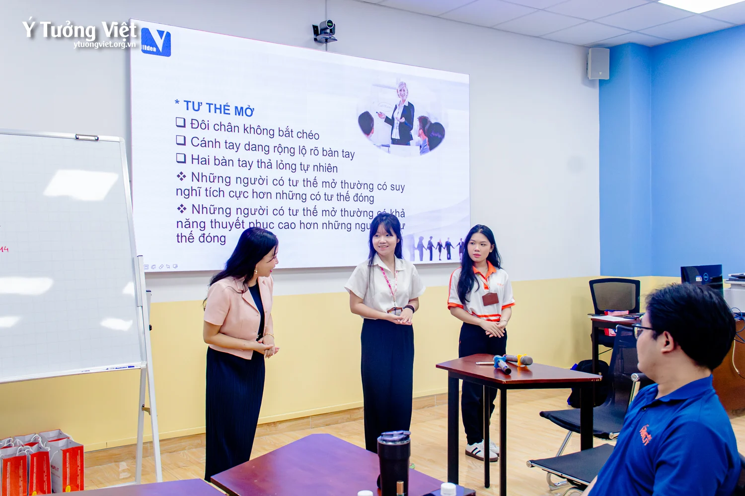 Huflit & Ý Tưởng Việt | Chương trình tập huấn “Kỹ năng xây dựng tác phong làm việc chuyên nghiệp và kỹ năng nắm bắt tâm lý đối tượng giao tiếp”