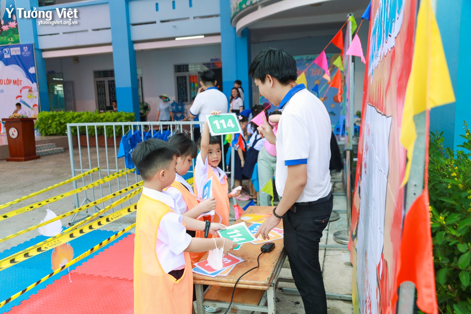 Chào mùa tựu trường 2024 – 2025 | Kịch tuổi thơ “Khăn đỏ đi học” & sân khấu ảo thuật ấn tượng