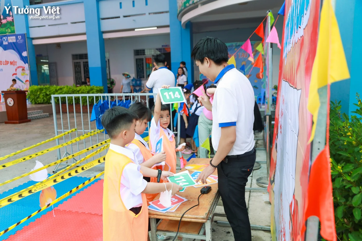 Chào mùa tựu trường 2024 – 2025 | Kịch tuổi thơ “Khăn đỏ đi học” & sân khấu ảo thuật ấn tượng