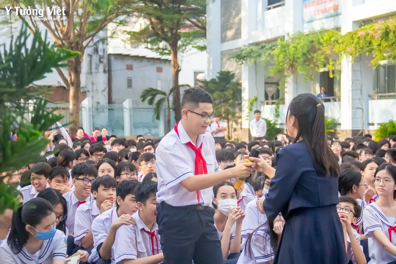 Giáo dục kỹ năng sống dưới sân cờ: Đổi mới giờ sinh hoạt đầu tuần cùng Ý Tưởng Việt