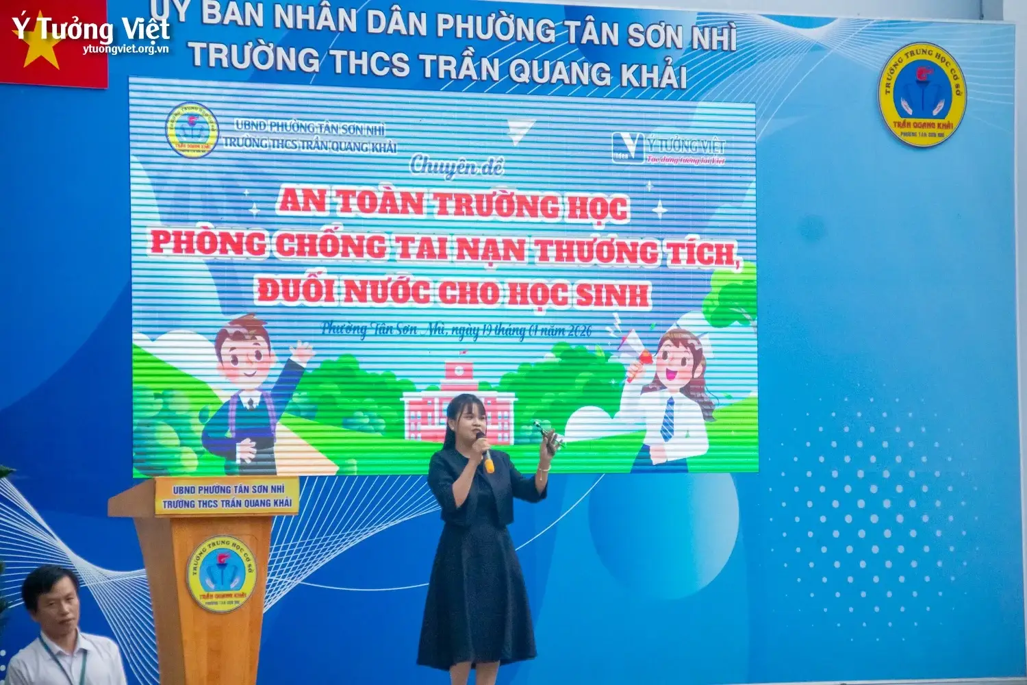Giáo dục kỹ năng sống dưới sân cờ: Đổi mới giờ sinh hoạt đầu tuần cùng Ý Tưởng Việt