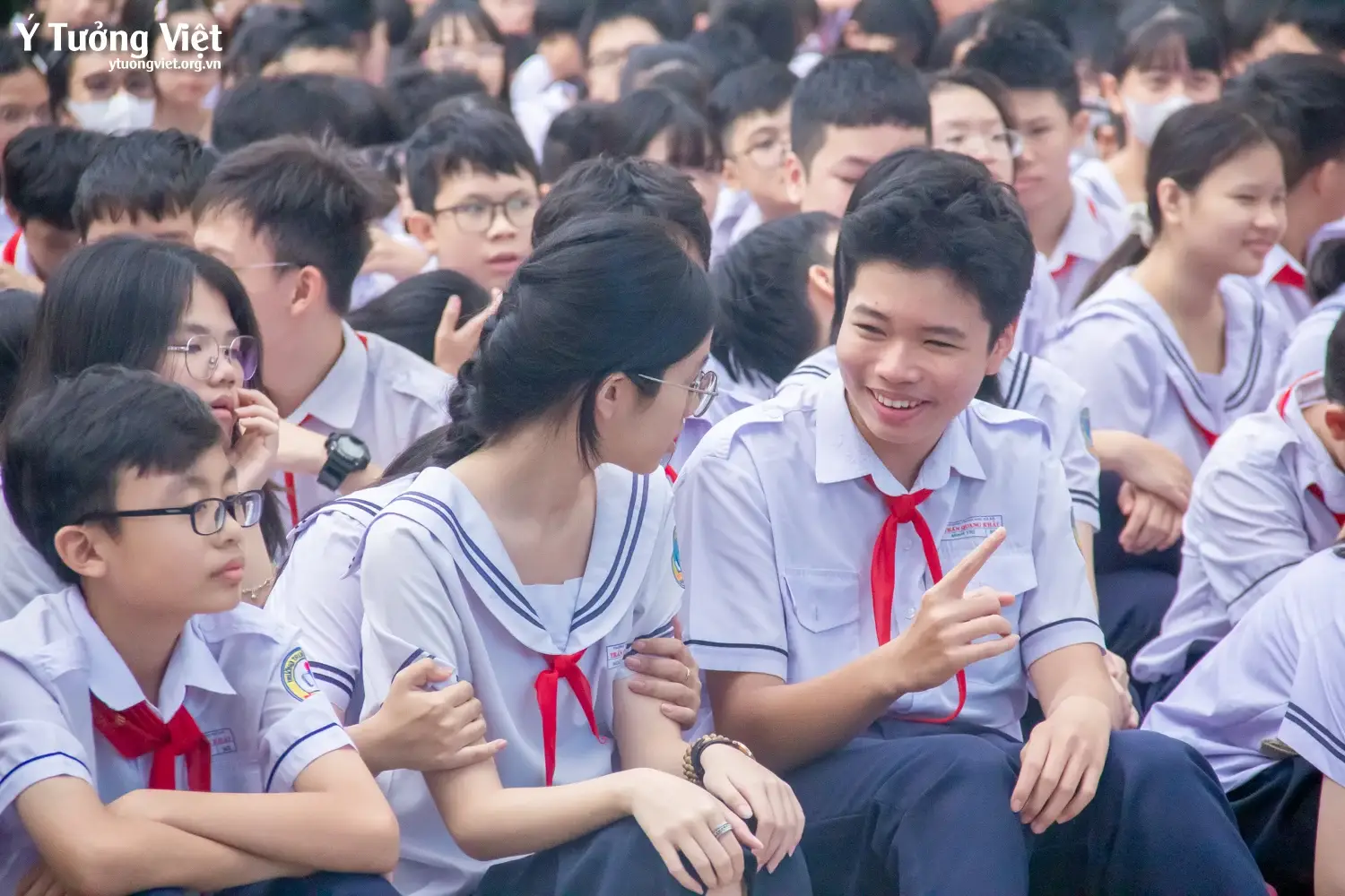 Giáo dục kỹ năng sống dưới sân cờ: Đổi mới giờ sinh hoạt đầu tuần cùng Ý Tưởng Việt