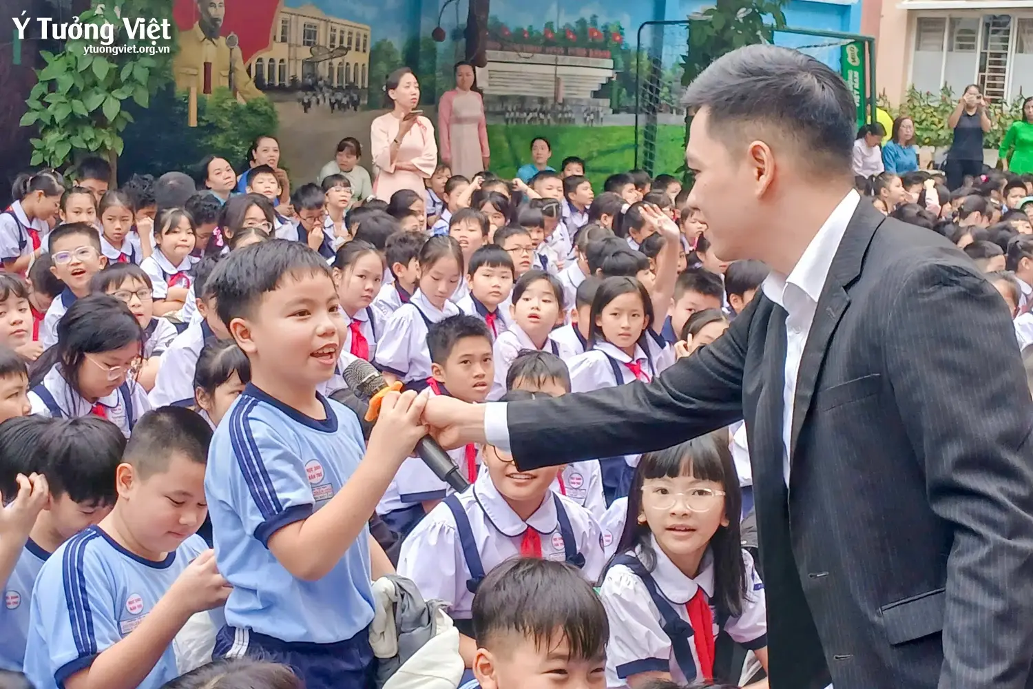 Giáo dục kỹ năng sống dưới sân cờ: Đổi mới giờ sinh hoạt đầu tuần cùng Ý Tưởng Việt