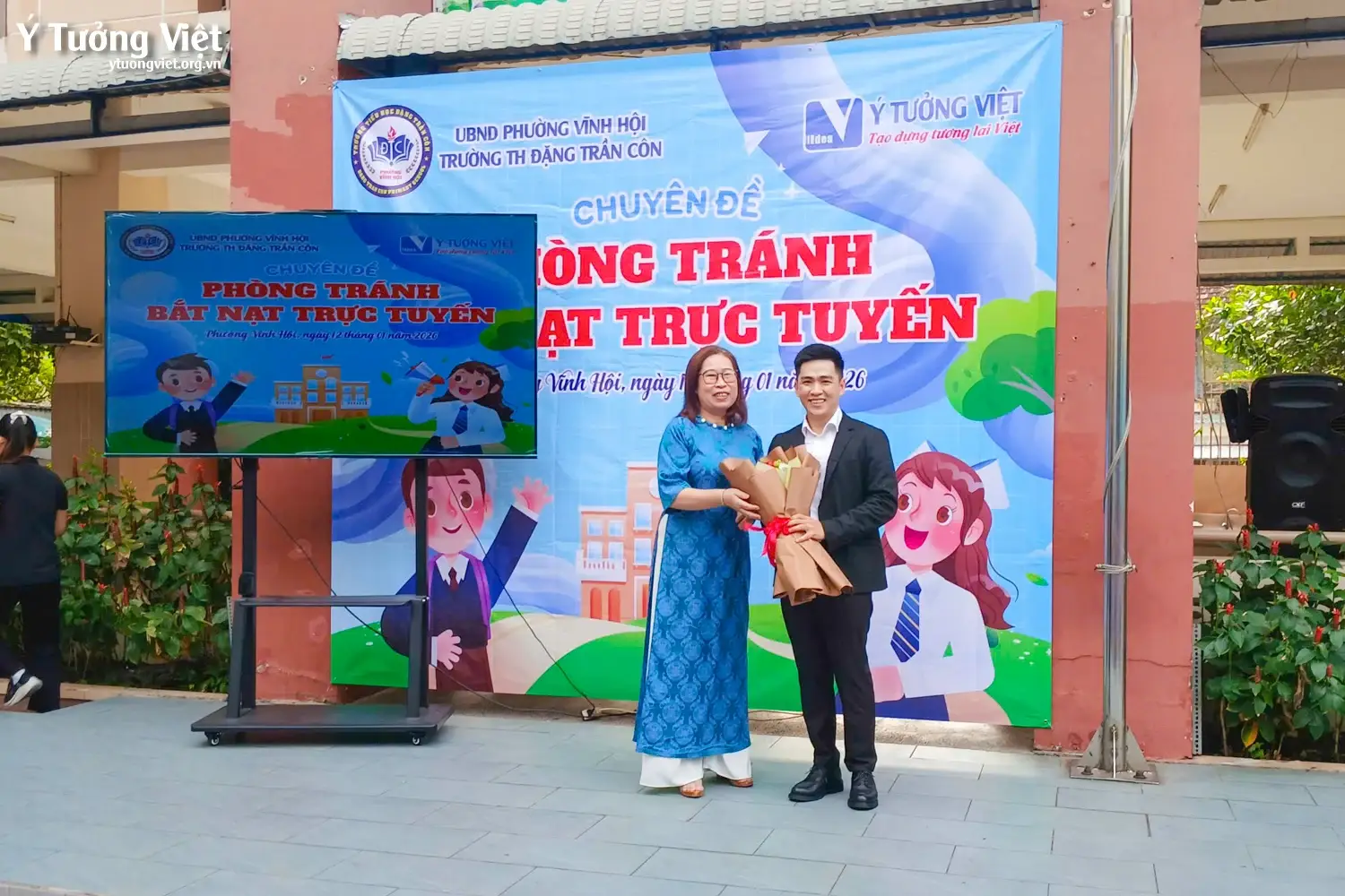 Giáo dục kỹ năng sống dưới sân cờ: Đổi mới giờ sinh hoạt đầu tuần cùng Ý Tưởng Việt