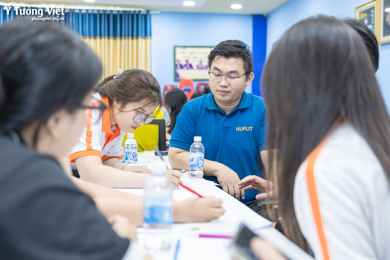 HUFLIT & Ý Tưởng Việt | Nâng tầm năng lực đội ngũ qua chuyên đề “Kỹ năng phân tích & xử lý tình huống”