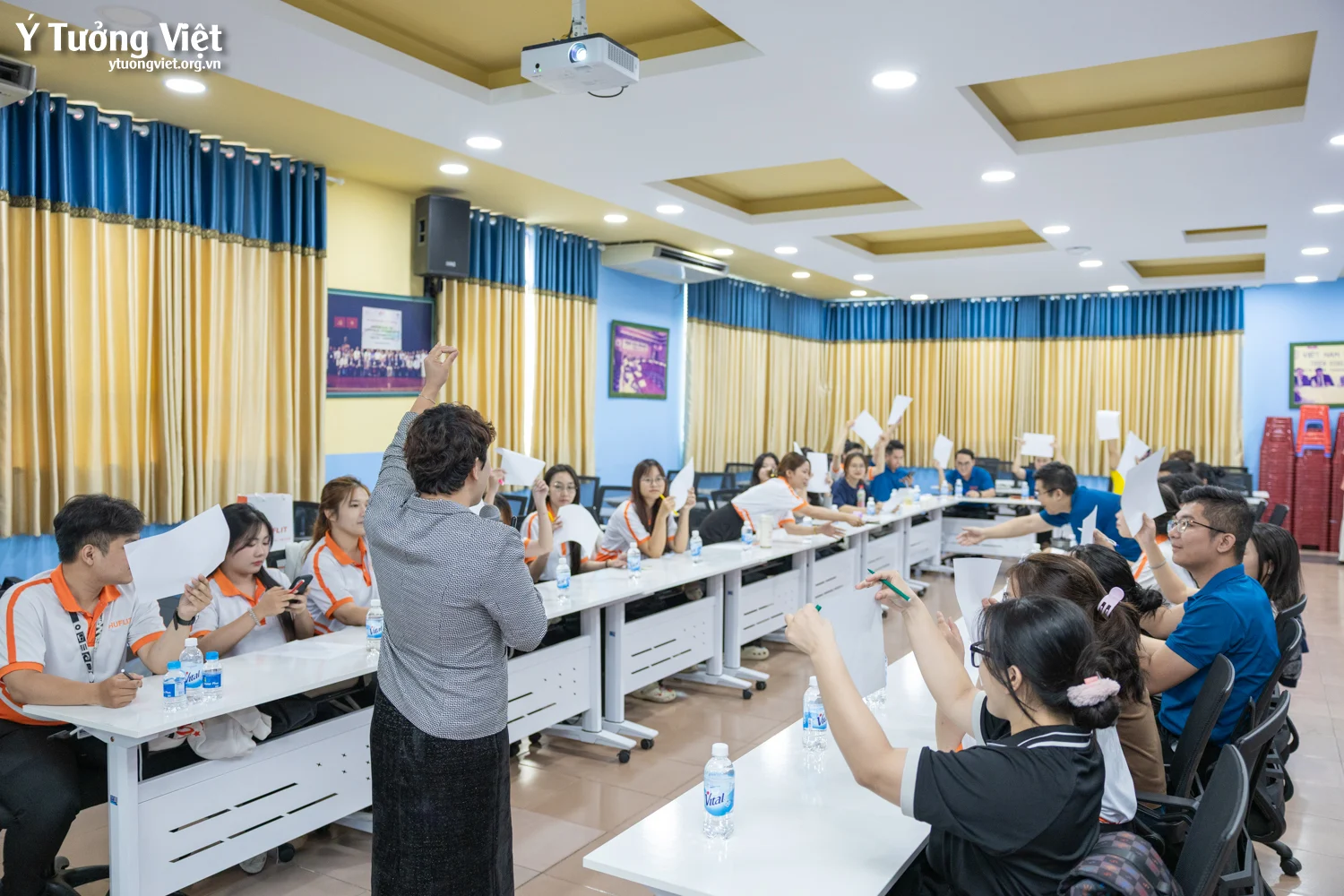 HUFLIT & Ý Tưởng Việt | Nâng tầm năng lực đội ngũ qua chuyên đề “Kỹ năng phân tích & xử lý tình huống”