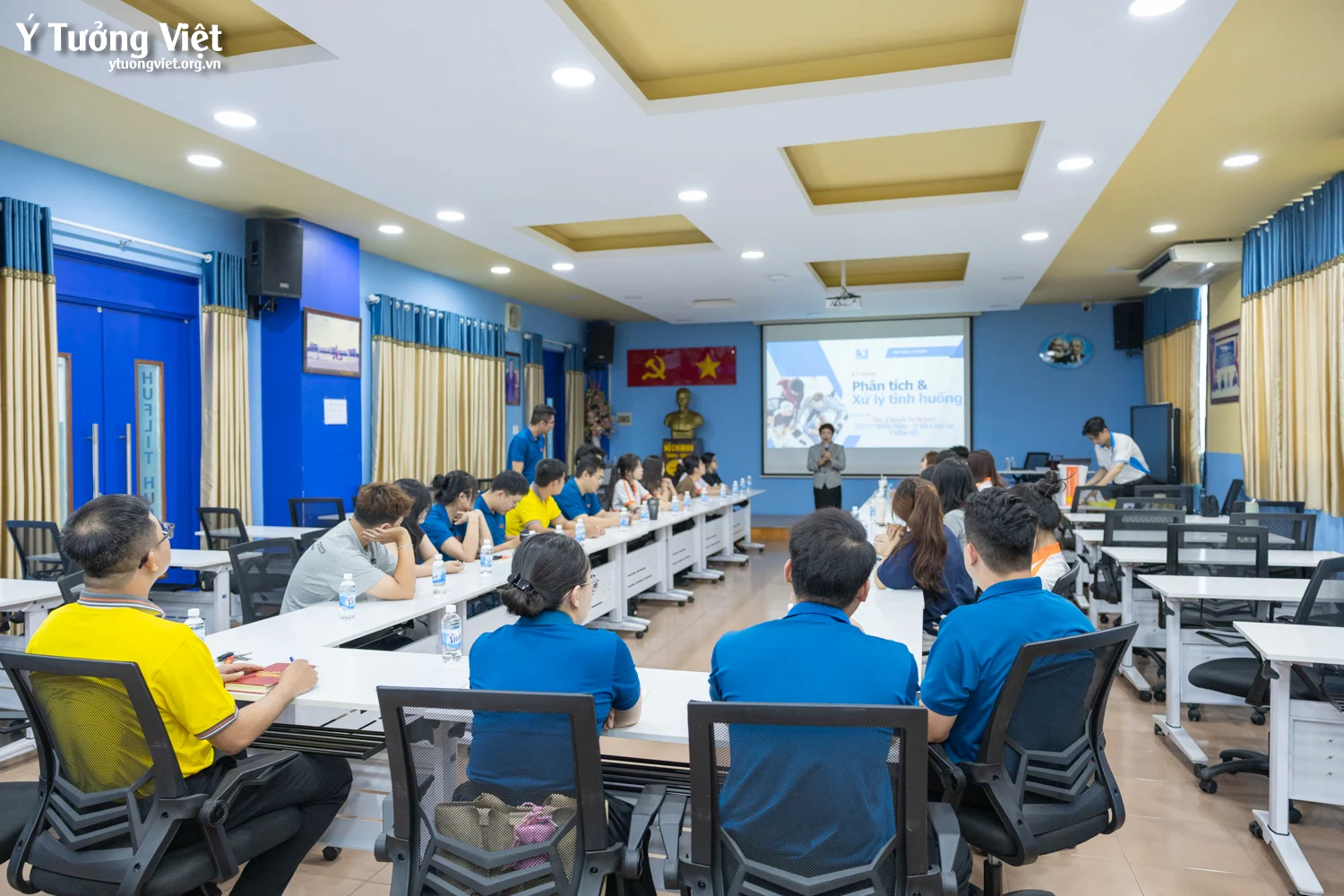 HUFLIT & Ý Tưởng Việt | Nâng tầm năng lực đội ngũ qua chuyên đề “Kỹ năng phân tích & xử lý tình huống”