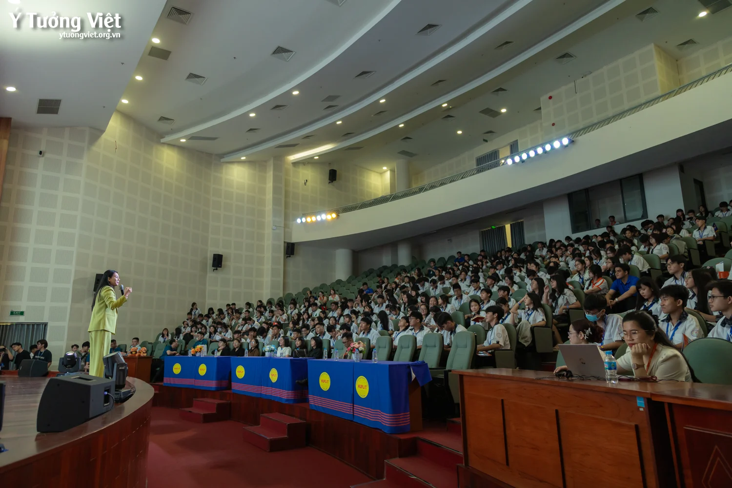 HUFLIT & Ý Tưởng Việt | Trang bị “Kỹ năng chấp nhận người khác và hợp tác hiệu quả” cùng HUFLIT Campus Tour 2025