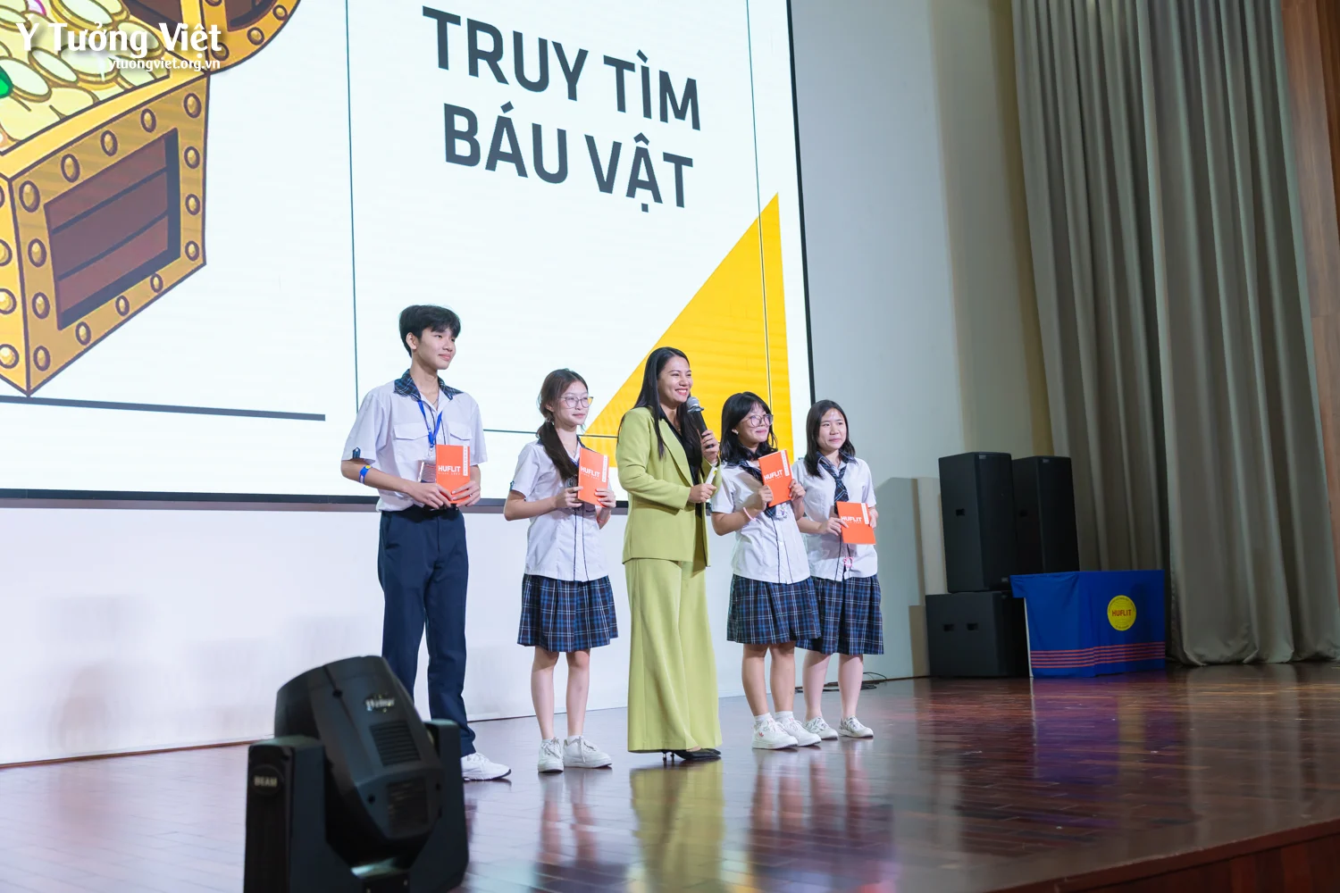 HUFLIT & Ý Tưởng Việt | Trang bị “Kỹ năng chấp nhận người khác và hợp tác hiệu quả” cùng HUFLIT Campus Tour 2025