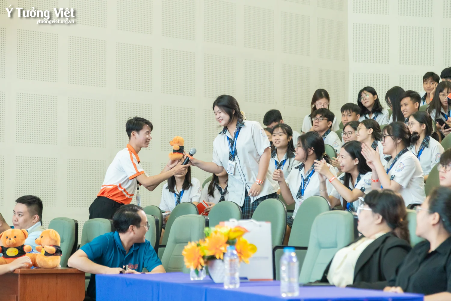 HUFLIT & Ý Tưởng Việt | Trang bị “Kỹ năng chấp nhận người khác và hợp tác hiệu quả” cùng HUFLIT Campus Tour 2025