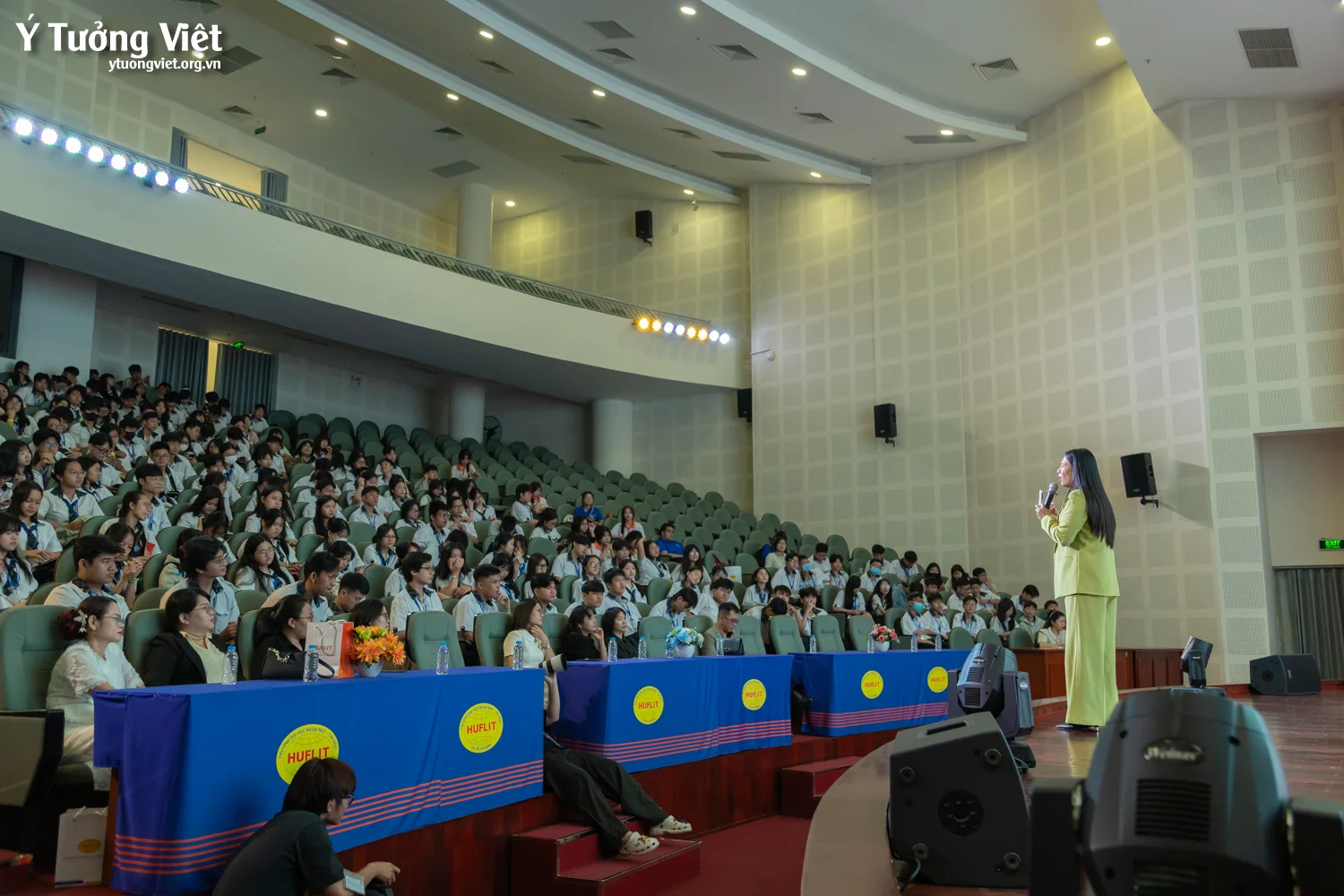HUFLIT & Ý Tưởng Việt | Trang bị “Kỹ năng chấp nhận người khác và hợp tác hiệu quả” cùng HUFLIT Campus Tour 2025