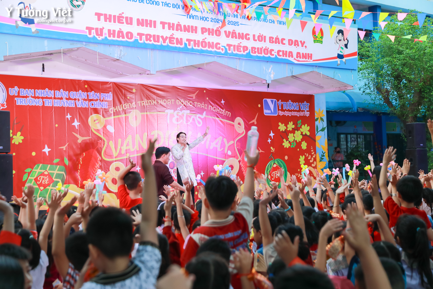“Tết vạn điều may” chào sân ấn tượng ở Trường TH Huỳnh Văn Chính