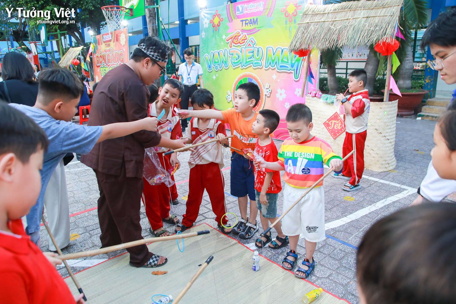 “Tết vạn điều may” chào sân ấn tượng ở Trường TH Huỳnh Văn Chính