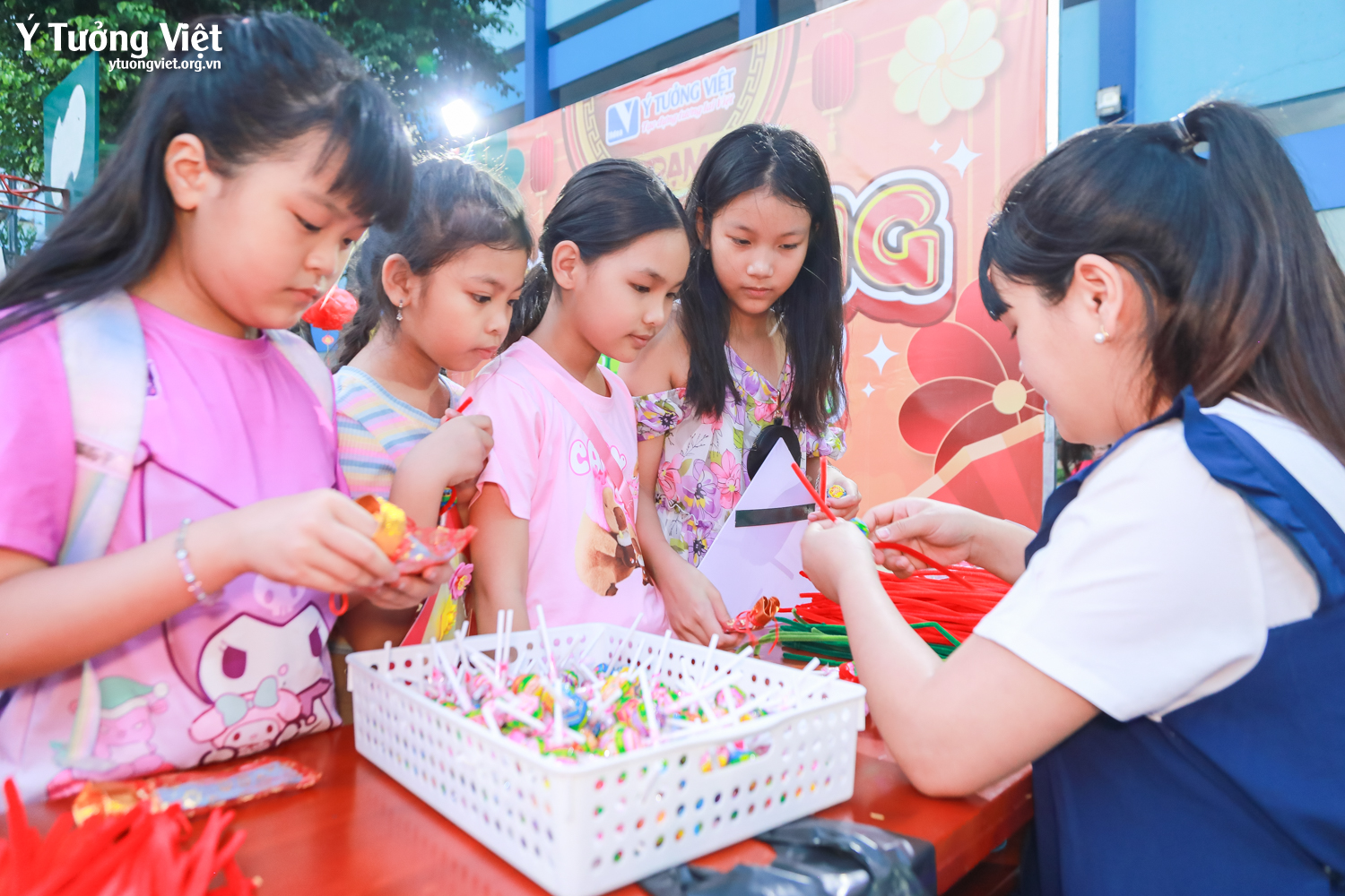 “Tết vạn điều may” chào sân ấn tượng ở Trường TH Huỳnh Văn Chính