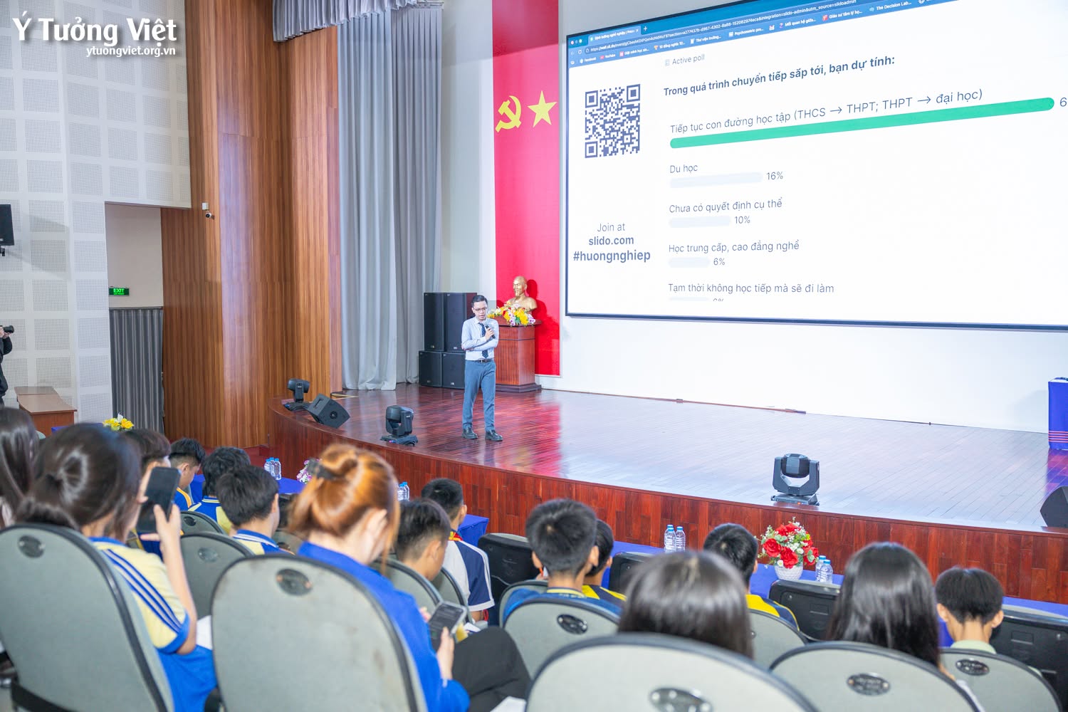 Hoạt động hướng nghiệp tại HUFLIT Campus Tour 2026 cùng Ý Tưởng Việt