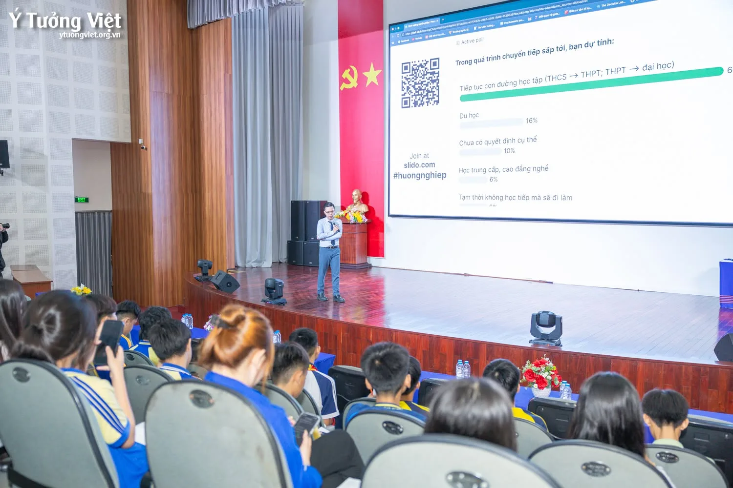 Hoạt động hướng nghiệp tại HUFLIT Campus Tour 2026 cùng Ý Tưởng Việt
