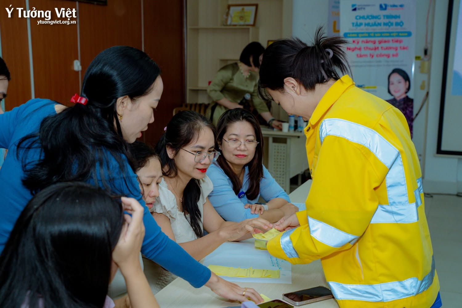 Kỹ năng giao tiếp công sở: Ý Tưởng Việt đồng hành đào tạo nội bộ tại SITV