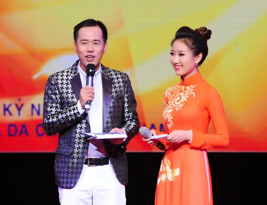 PGS – Tiến sĩ Huỳnh Văn Sơn cùng MC Anh Đào và Thiên Ân trong Gala ca nhạc từ thiện ở thủ đô 1
