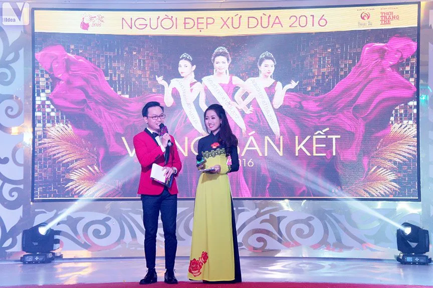 Đêm Bán kết Người đẹp xứ Dừa 2016 được dẫn dắt bởi bộ đôi MC trẻ - MC Trần Hoàng và MC Anh Đào