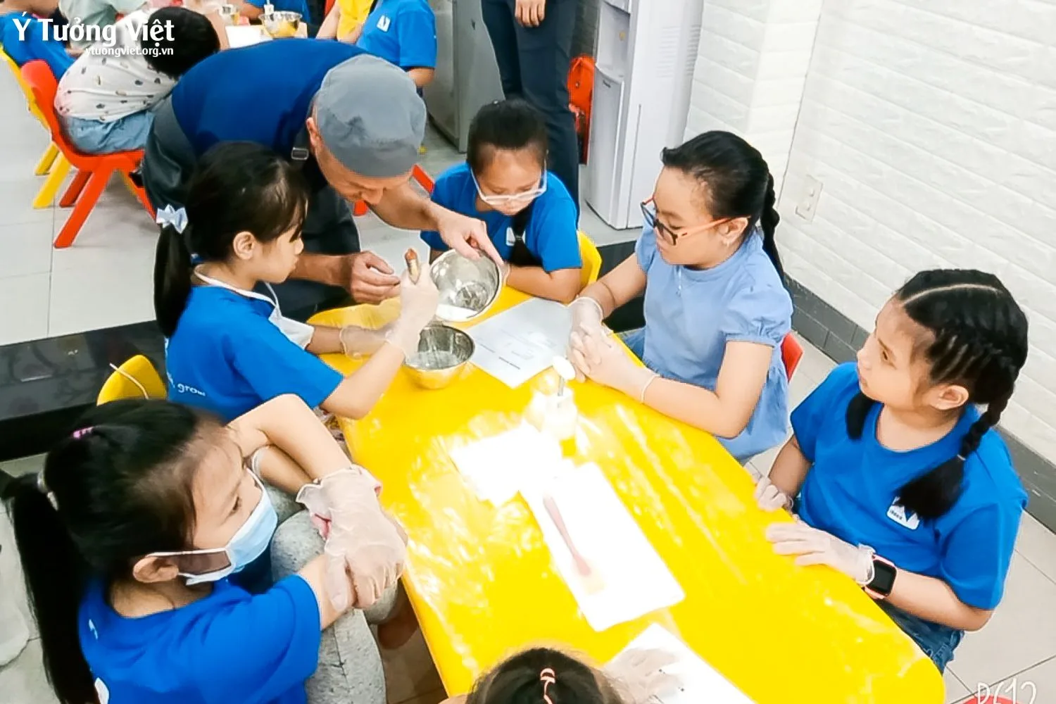 Hoạt động trải nghiệm 'Con làm bánh trung thu'