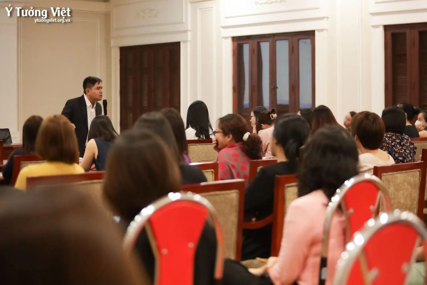 Sở Giao dịch Chứng khoán TP. HCM - Sắc đẹp - Quý cô thanh lịch