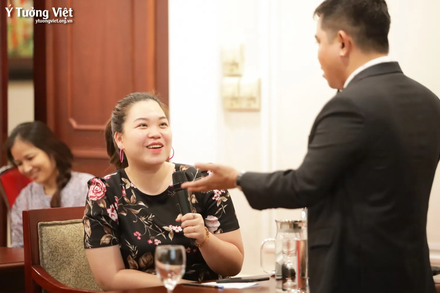 Sở Giao dịch Chứng khoán TP. HCM - Sắc đẹp - Quý cô thanh lịch