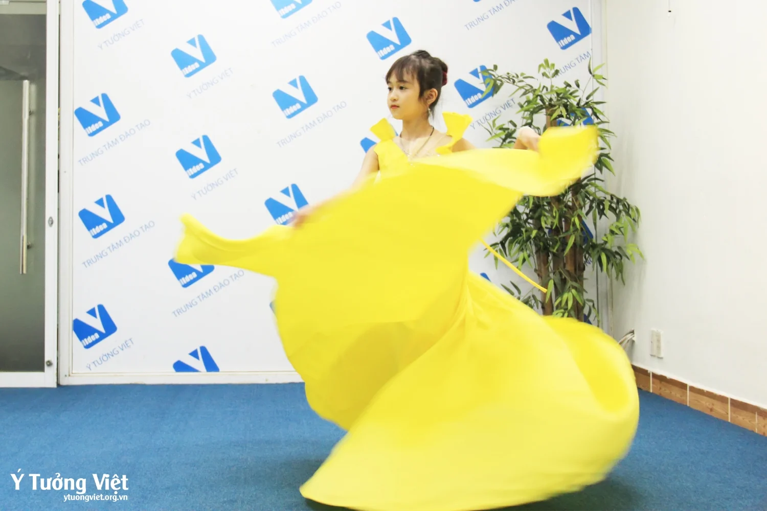 Hau Sieu Mau The Gioi 2018 H Ang Nie Huong Dan Ky Nang Trinh Dien Catwalk Cho Be Tu Anh 13.webp