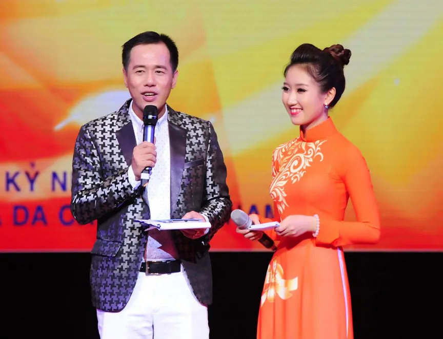 Pgs Tien Si Huynh Van Son Cung Mc Anh Dao Va Thien An Trong Gala Ca Nhac Tu Thien O Thu Do 1.webp