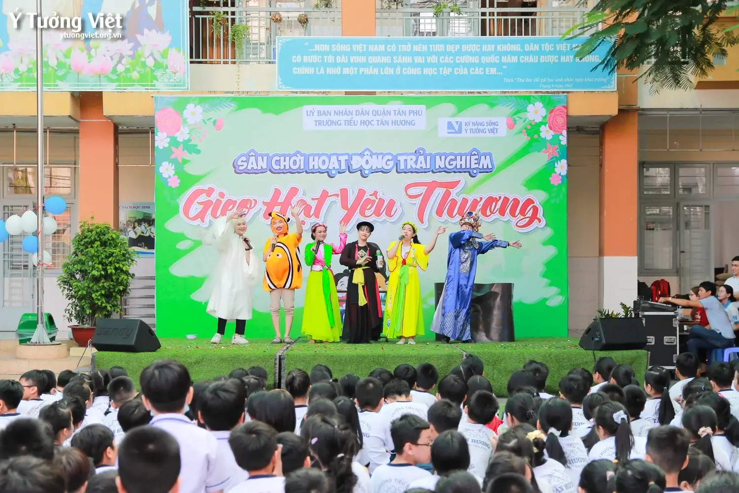 Truong Th Tan Huong San Choi Hoat Dong Trai Nghiem Gieo Hat Yeu Thuong 4.webp