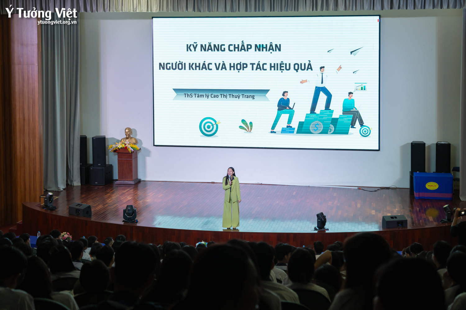 HUFLIT & Ý Tưởng Việt | Trang bị “Kỹ năng chấp nhận người khác và hợp tác hiệu quả” cùng HUFLIT Campus Tour 2025