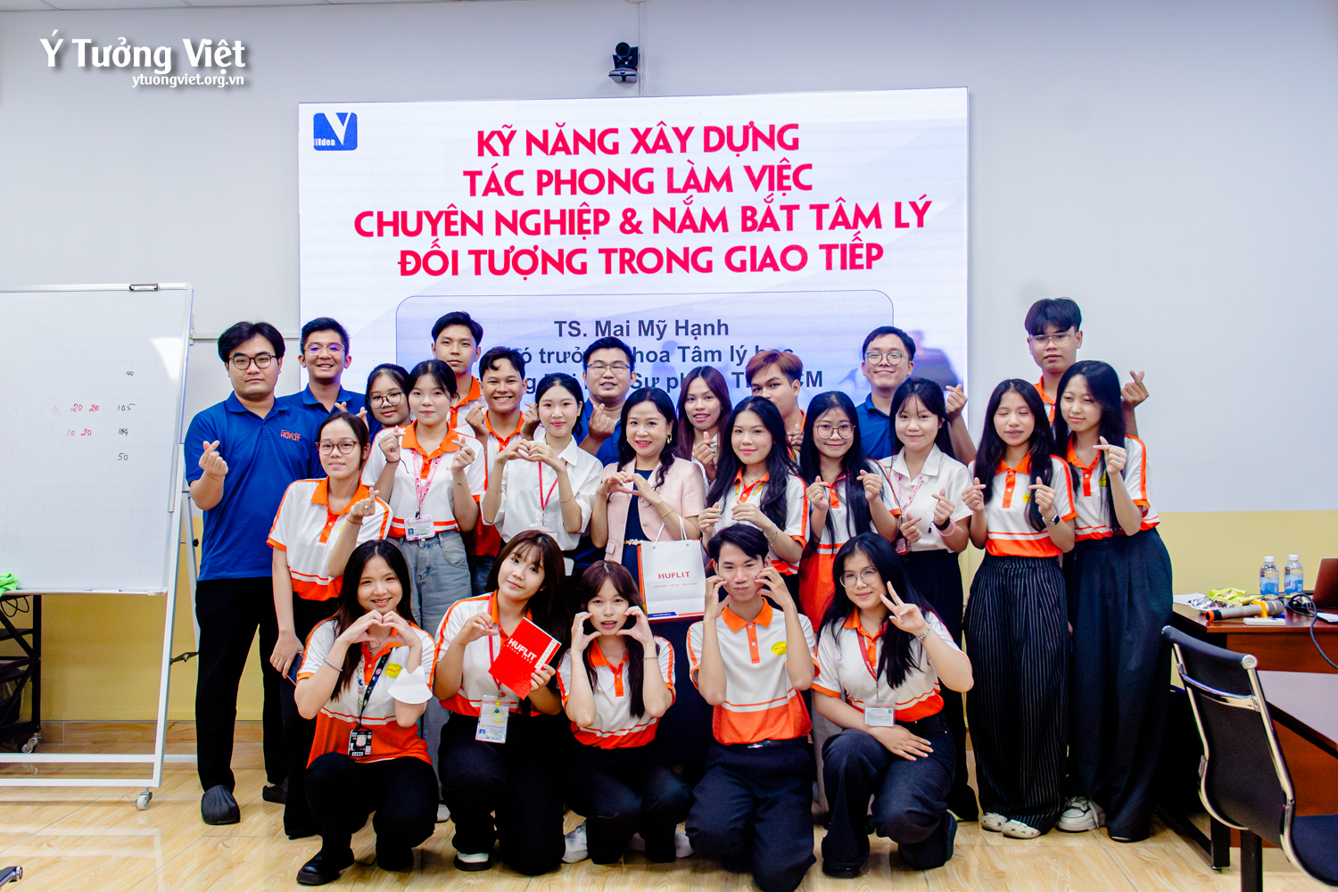 Huflit & Ý Tưởng Việt | Chương trình tập huấn “Kỹ năng xây dựng tác phong làm việc chuyên nghiệp và kỹ năng nắm bắt tâm lý đối tượng giao tiếp”